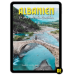 Cover des eBooks „Albanien Reiseführer 2026“ – türkisfarbenes Meer, Berge und interaktive Karte