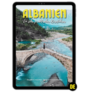Cover des eBooks „Albanien Reiseführer 2026“ – türkisfarbenes Meer, Berge und interaktive Karte