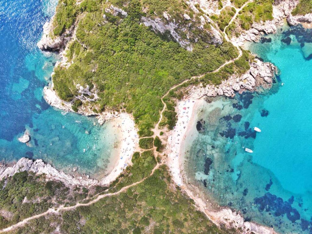 Porto Timoni – podwójna plaża na Korfu widziana z lotu ptaka, otoczona turkusową wodą i zielonymi wzgórzami