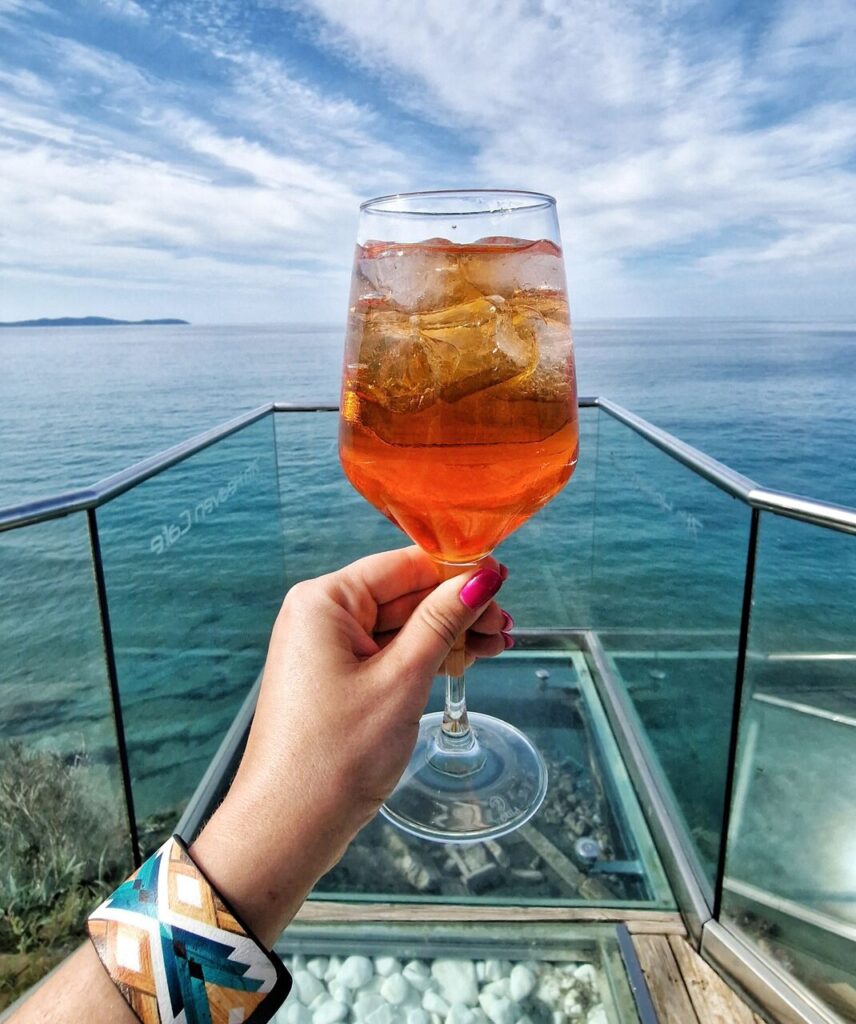 Letni drink w 7th Heaven Café na Korfu, z panoramicznym widokiem na Morze Jońskie